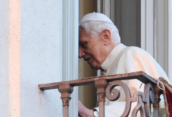 Raztinger (ex-papa) dedica su primer día de ‘jubilación’ a rezar, pasear y leer