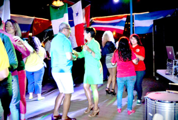 Latinos celebran el día de la bandera