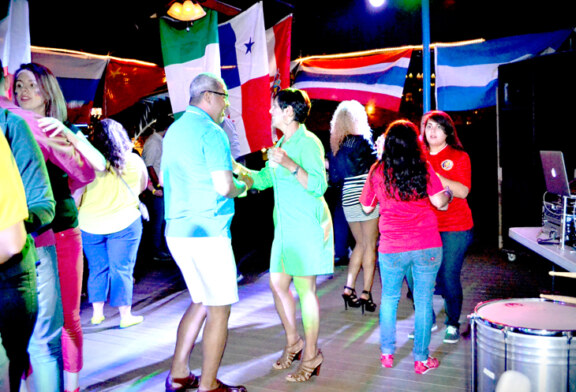Latinos celebran el día de la bandera