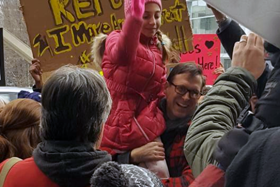 Miles en protesta en el Aeropuerto Hopkins de Cleveland