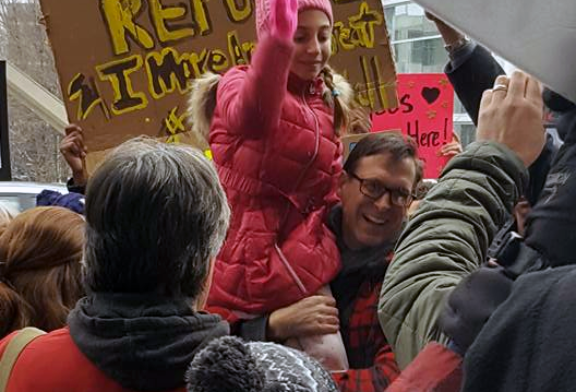 Miles en protesta en el Aeropuerto Hopkins de Cleveland